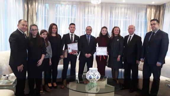 İki başarılı Türk öğrenciye ödül ve takdir belgesi verildi.