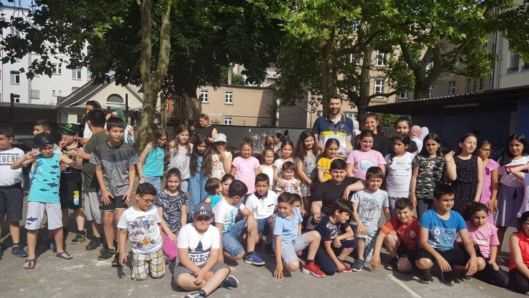 Offenbach Goetheschule ve Hafenschule öğrencileri Türkçe ve Türk Kültürü dersi öğretmenleri Nuri Savcı için veda etkinliği düzenlediler.